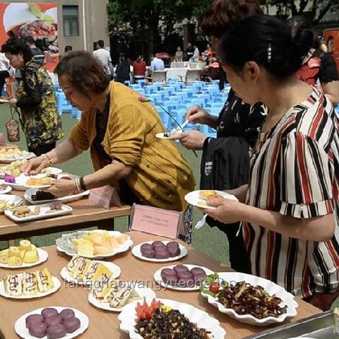 河南90后女子的孝心之举：拥抱的力量与家庭照护的温情